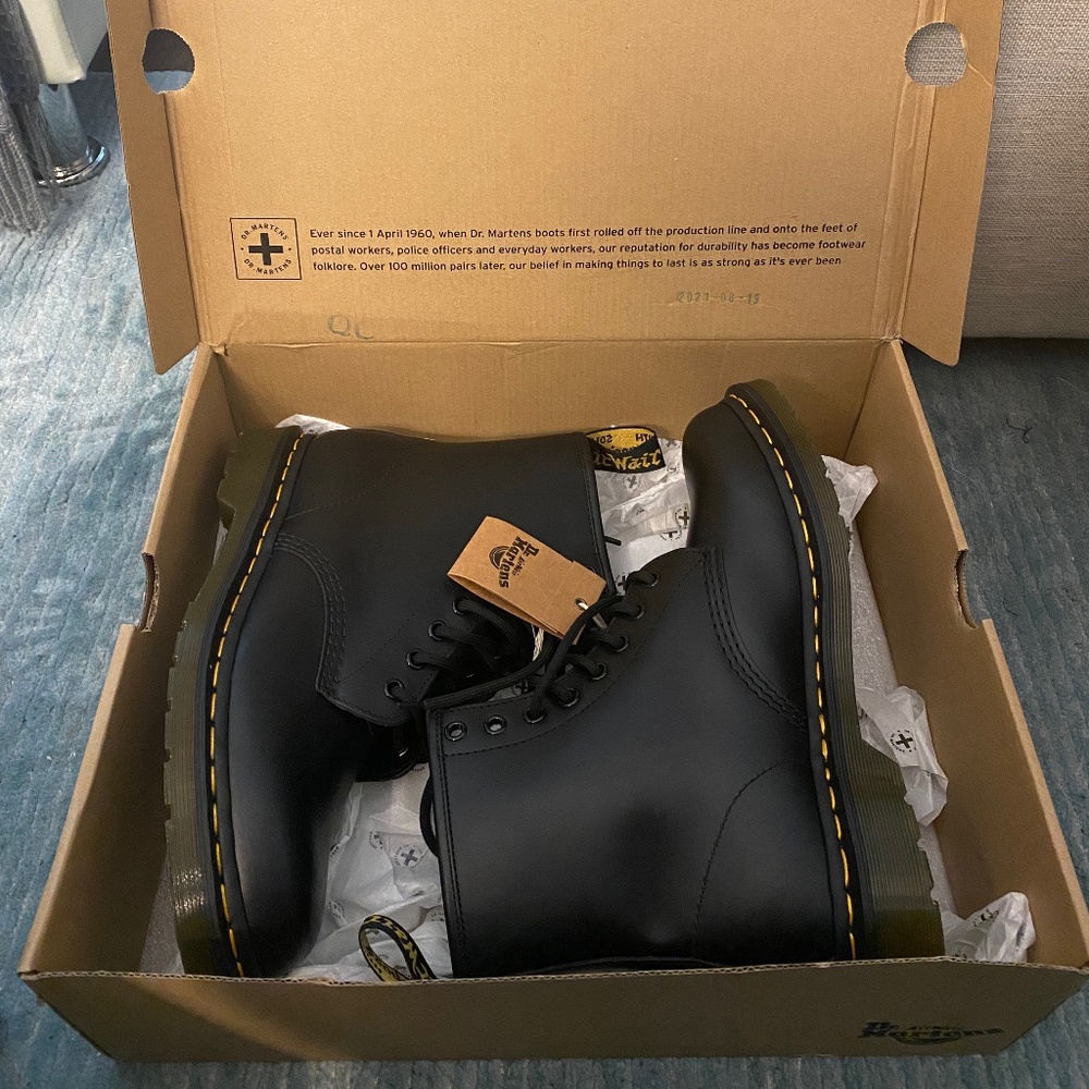 1460 WOMEN'S SMOOTH LEATHER LACE UP BOOTS